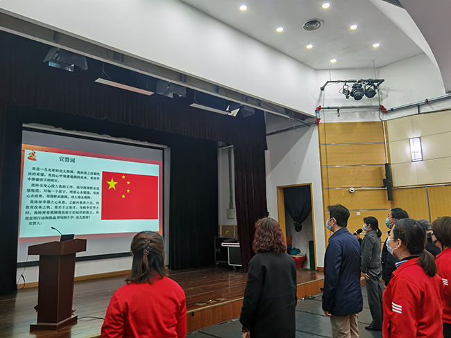 图为全体教职工面向国旗庄严宣誓